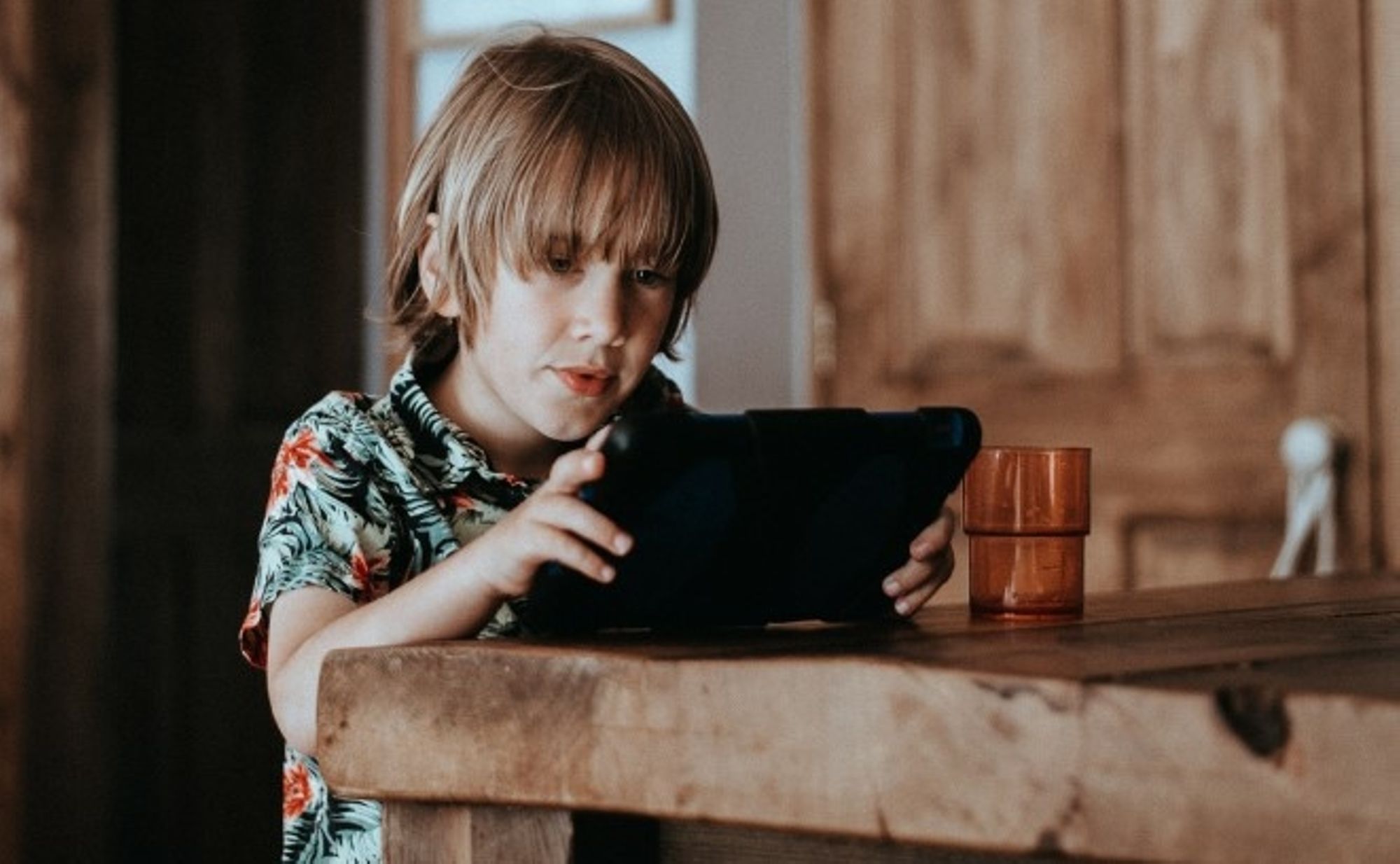 Le temps d’exposition aux écrans des enfants sur leur développement cognitif n’est pas le seul facteur à prendre en compte